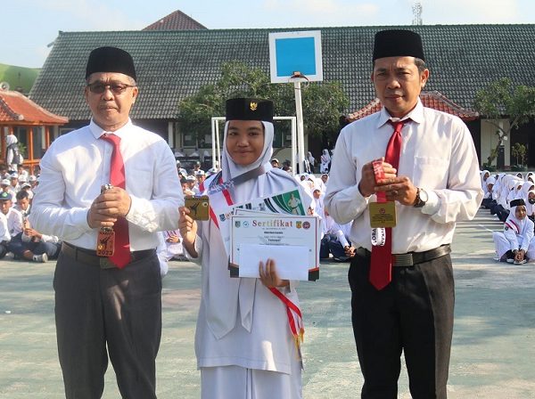 Elsa Aisya Dijaya Siswa MTsN 3 Mataram Borong 3 Medali Karate Champions